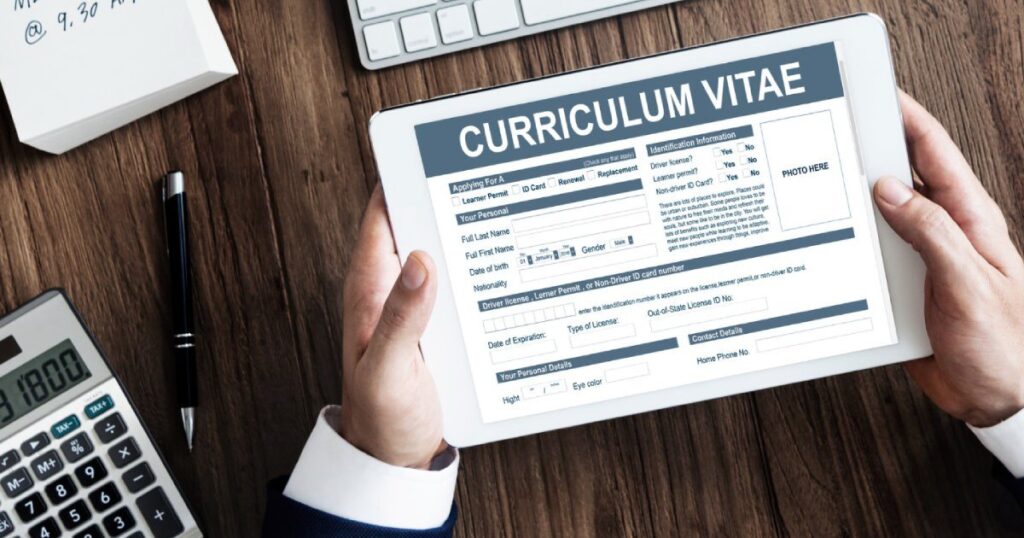 Modelo de CV em tablet.