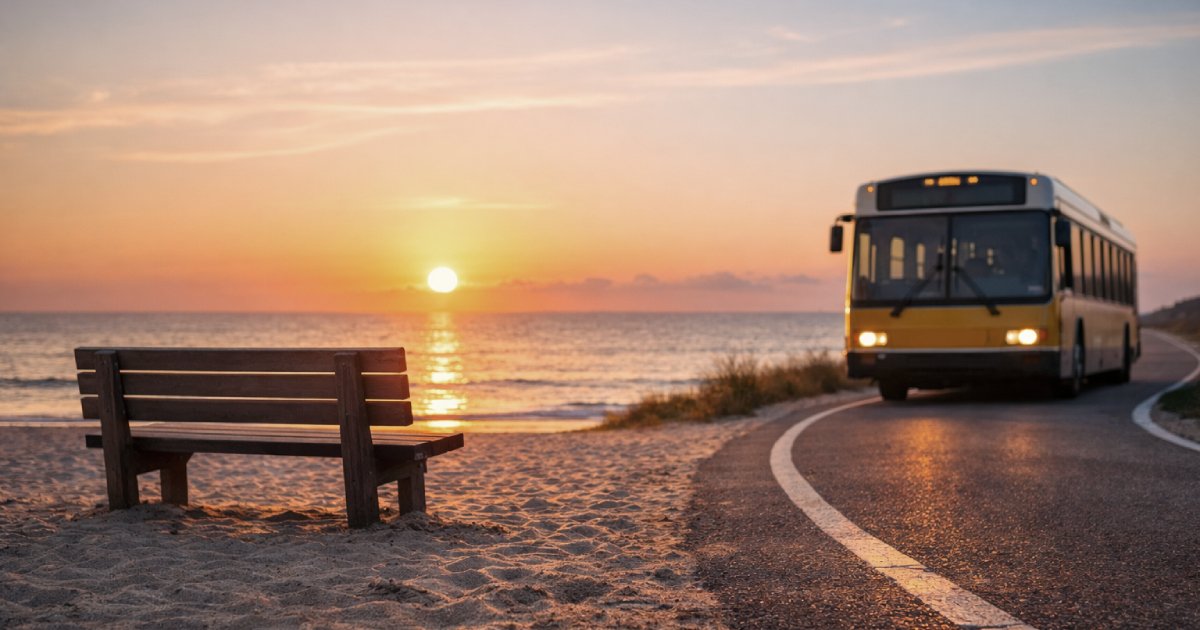 Banco vazio numa praia ao pôr do sol, com uma estrada e um autocarro a chegar, simbolizando pausa, reflexão, clareza e o movimento da carreira que retoma após o verão.